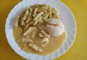 ryż, indyk w sosie curry, żółta fasolka szparagowa